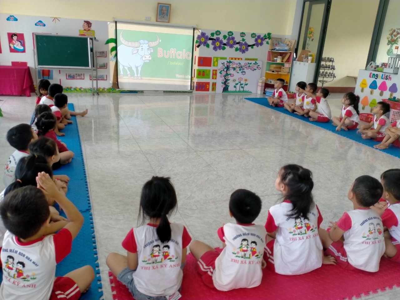 Trường MN Hoa Mai, tổ chức cho trẻ làm quen với tiếng Anh.
