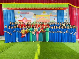 TẬP THỂ GIÁO VIÊN CHỤP ẢNH LƯU NIÊM
