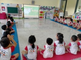Trường MN Hoa Mai, tổ chức cho trẻ làm quen với tiếng Anh.