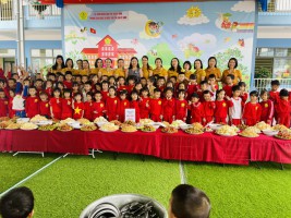 CÔ VÀ TRẺ CHỤP ẢNH LƯU NIỆM TẠI BỮA TIỆC