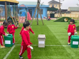 các cháu phân rác đứng nơi quy định