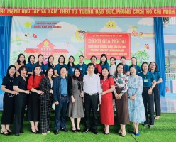 ĐẠI BIỂU VÀ TẬP THỂ GIÁO VIÊN CHỤP ẢNH LƯU NIÊM