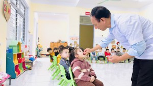 TRƯỜNG MẦM NON HOA MAI PHỐI HỢP VỚI TRẠM Y TẾ PHƯỜNG HƯNG TRÍ CHO TRẺ UỐNG VITAMIN A VÀ THUỐC XỔ GIUN