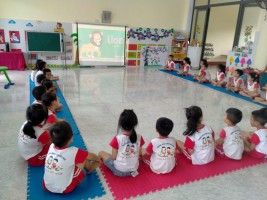 HOẠT ĐỘNG CHO TRẺ LÀM QUEN VỚI TIẾNG ANH Ở TRƯỜNG MẦM NON HOA MAI