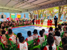 TRƯỜNG MẦM NON HOA MAI TỔ CHỨC DẠY KỸ NĂNG PHÒNG TRÁNH ĐUỐI NƯỚC.