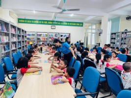 CÔ VÀ TRẺ CHỤP ẢNH LƯU NIỆM TẠI NHÀ SÁCH CỘNG ĐỒNG