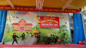 TRẺ CHỤP ẢNH TIẾT MỤC HÒ KÉO PHÁO