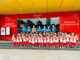 CÔ VÀ TRẺ CHỤP ẢNH LƯU NIỆM TẠI SIÊU THỊ VIMCOM