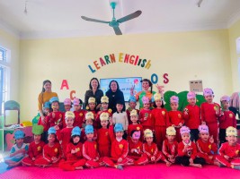 CÔ VÀ TRẺ CHỤP ẢNH