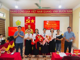 Đại biểu về tham dự hội nghị tặng hoa chúc mừng