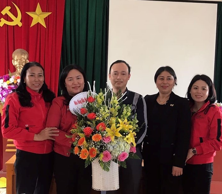 Hội phụ huynh tặng hoa cho tập thể giáo viên trường MN Hoa Mai