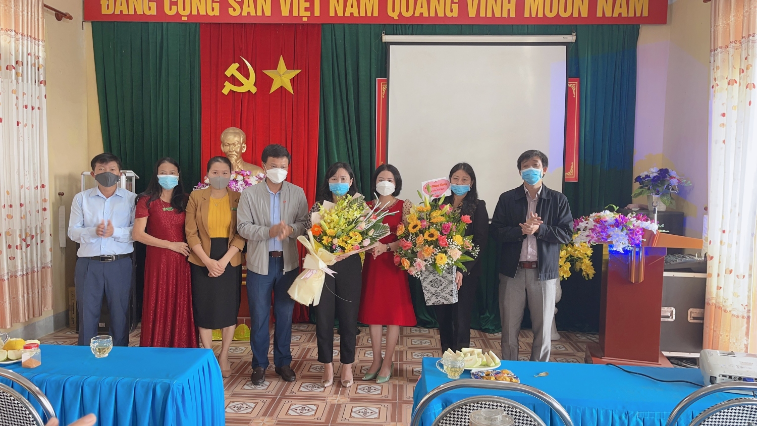 Lãnh đạo UBND thị xã tặng hoa chúc mừng nhà trường