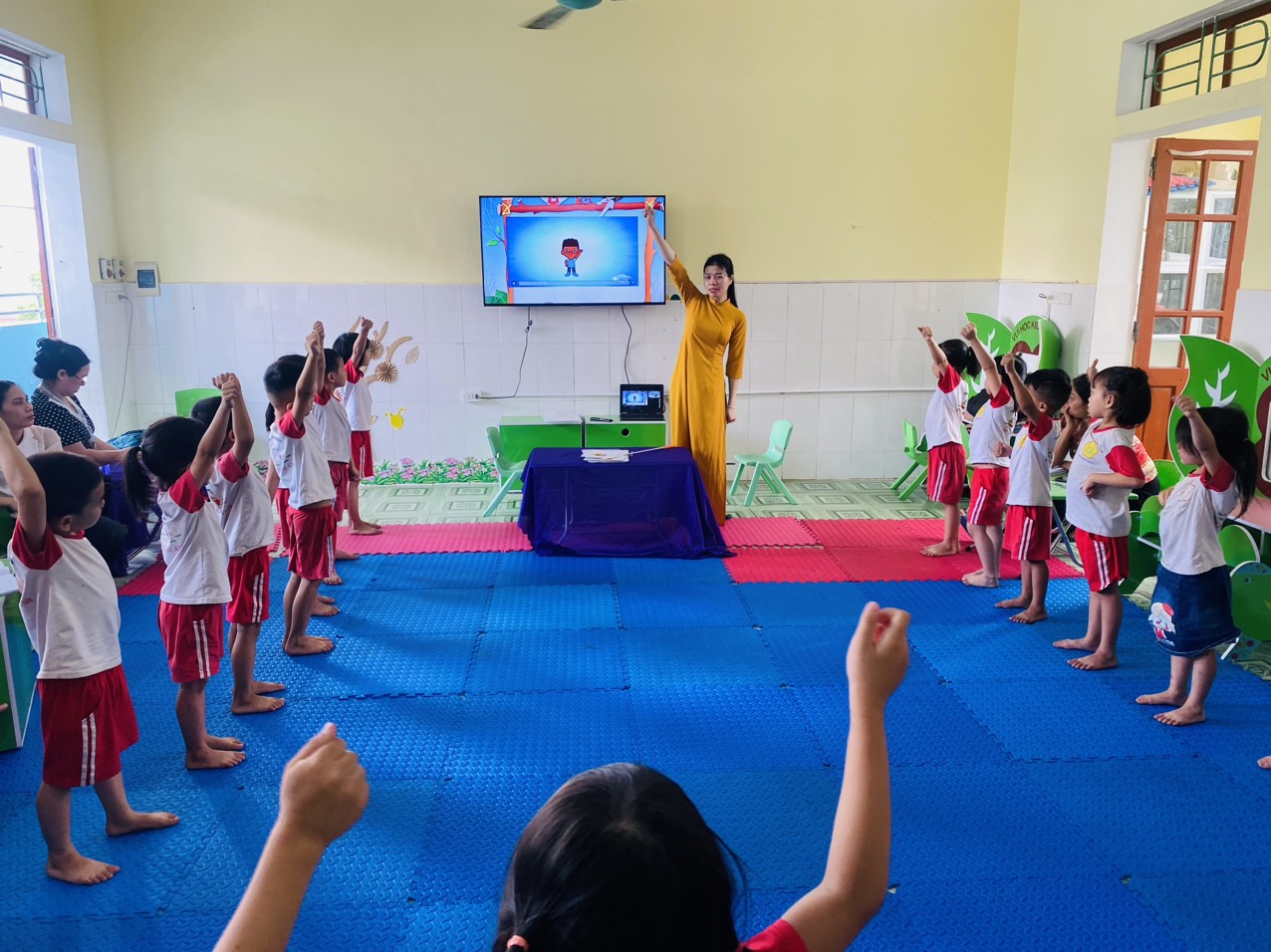 TRƯỜNG MẦM NON HOA MAI KHẢO SÁT CHẤT LƯỢNG CHO TRẺ LÀM QUEN TIẾNG ANH CUỐI NĂM