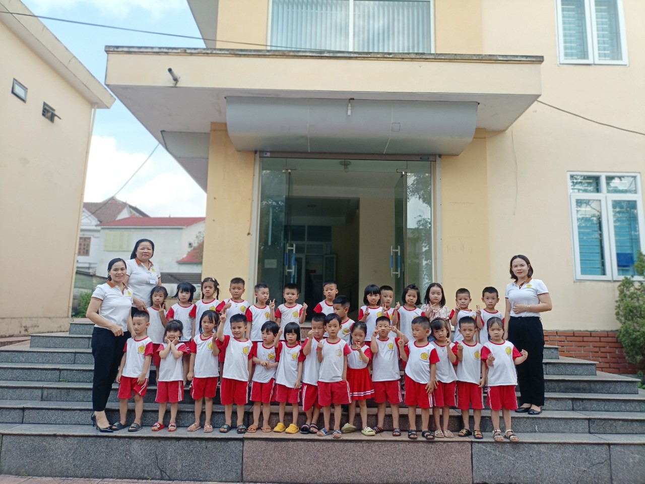 HOẠT ĐỘNG TRẢI NGHIỆM THƯ VIỆN CỘNG ĐỒNG THỊ XÃ KỲ ANH CỦA CÁC BÉ 4 TUỔI CỤM 2  TRƯỜNG MẦM NON HOA MAI