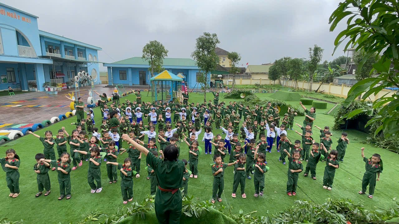 TRƯỜNG MẦM NON HOA MAI LỒNG GHÉP GIÁO DỤC KỸ NĂNG QUA HOẠT ĐỘNG TRẢI NGHIỆM “CHÚNG TÔI LÀ CHIẾN SĨ” CHÀO MỪNG 22/12 CHO CÁC CHÁU