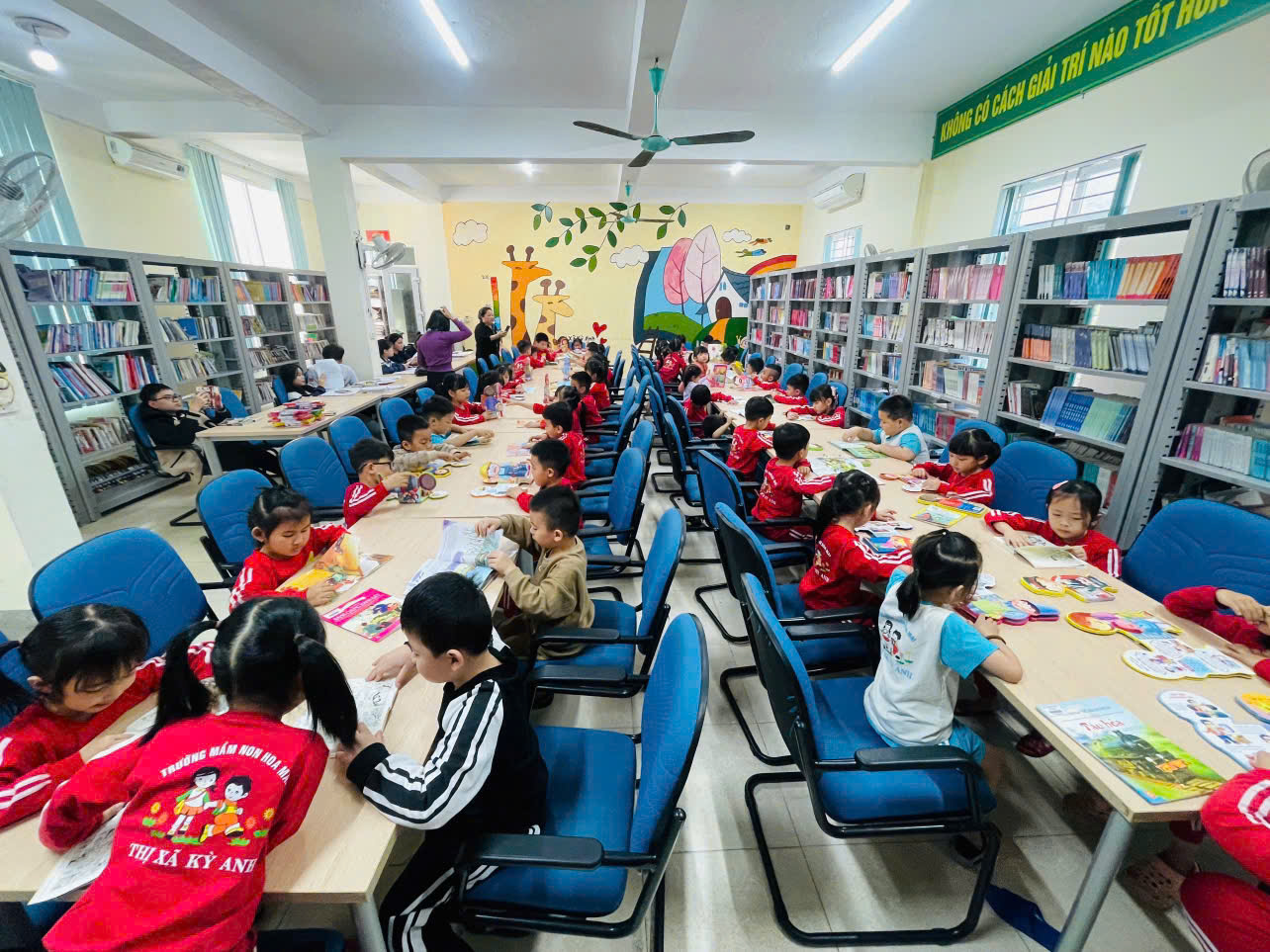 TRƯỜNG MẦM NON HOA MAI TƯNG BỪNG HƯỞNG ỨNG NGÀY SÁCH VÀ VĂN HÓA ĐỌC VIỆT NAM NĂM 2025.