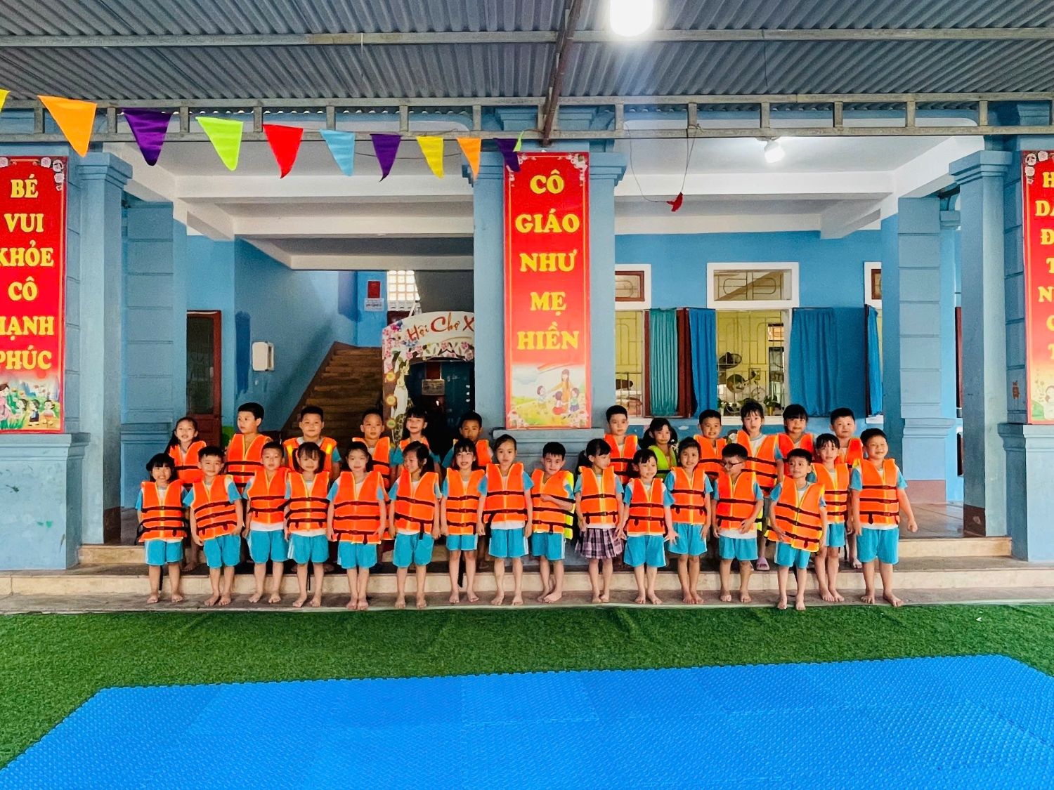 HOẠT ĐỘNG NGOẠI KHÓA: RÈN KỸ NĂNG PHÒNG CHỐNG ĐUỐI NƯỚC CHO TRẺ TẠI TRƯỜNG MẦM NON HOA MAI