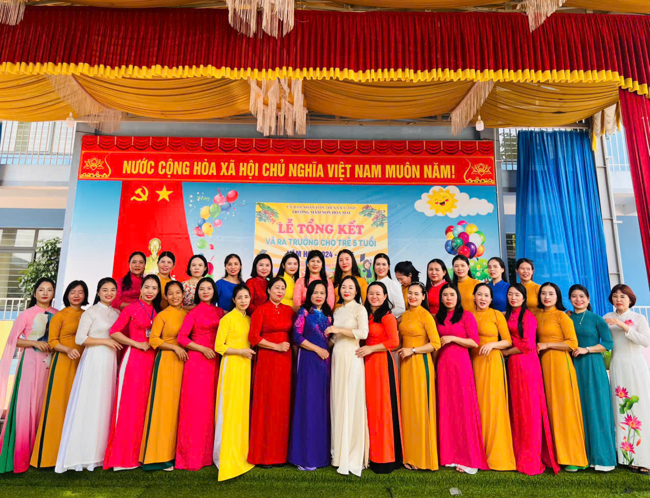 TẬP THỂ TRƯỜNG MẦM NON HOA MAI CHỤP ẢNH LƯU NIỆM