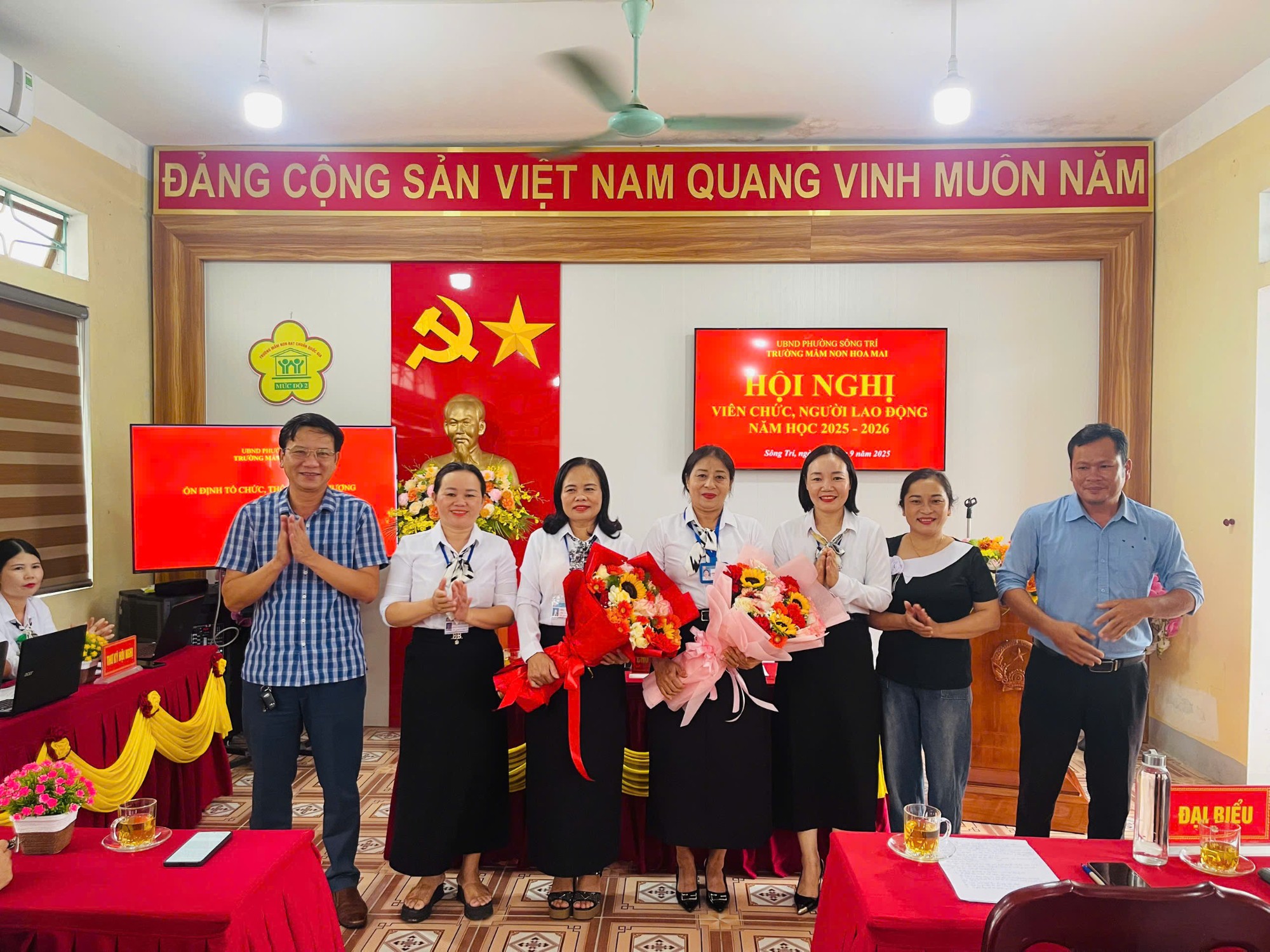 Đại biểu về tham dự hội nghị tặng hoa chúc mừng