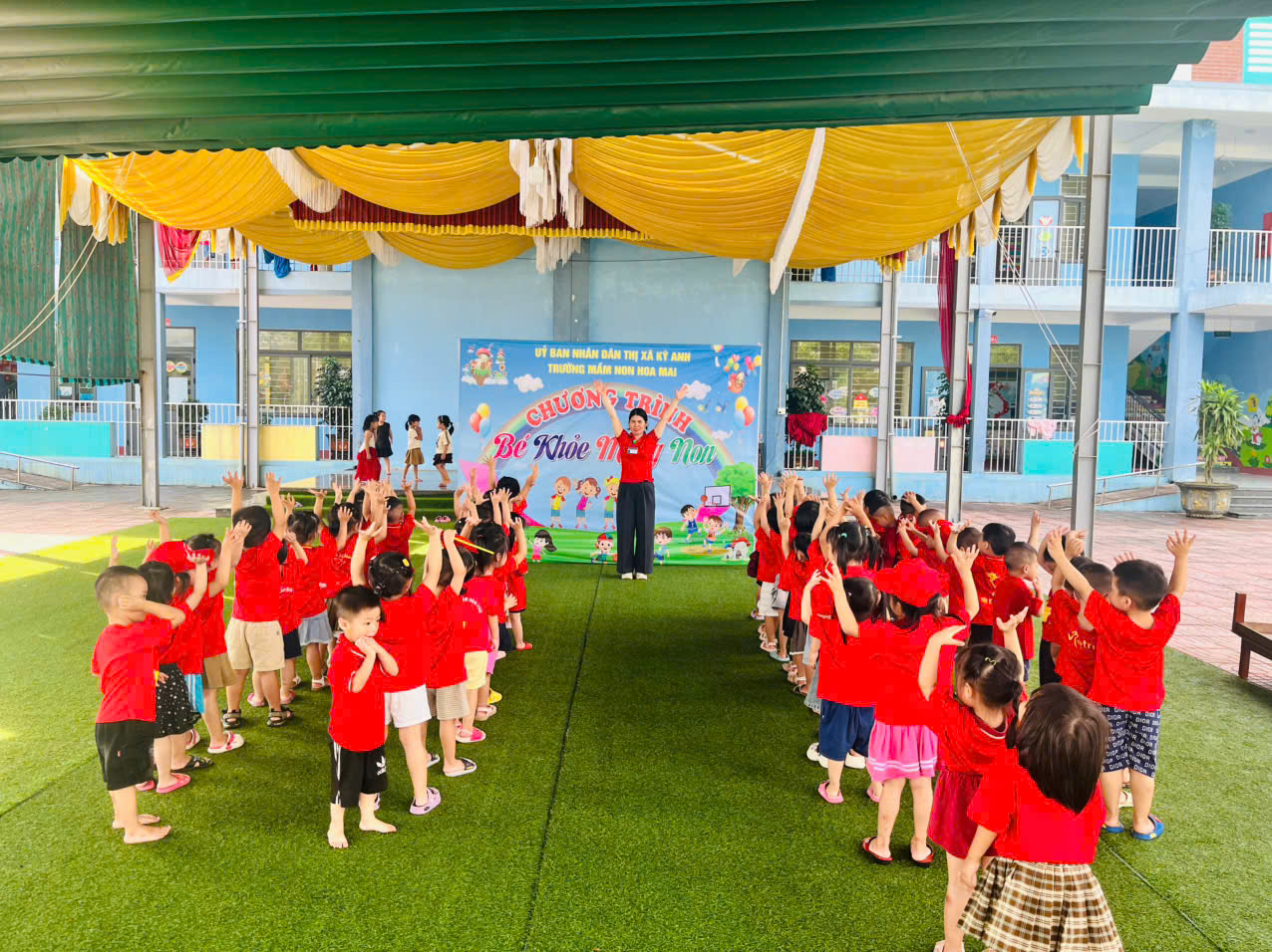 CÔ VÀ TRẺ CHỤP ẢNH TẠI BUỔI GIAO LƯU