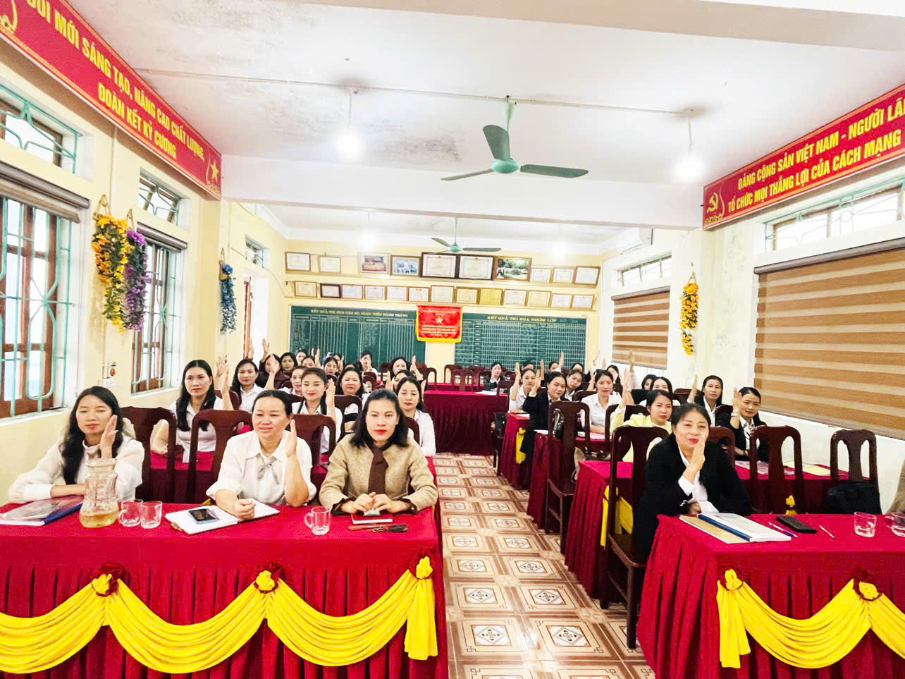 Đồng chí Lê Thị Hồng Mến, |Chuyên viên ban Xây dựng Đảng về tham dự Hội  nghi Tổng kết