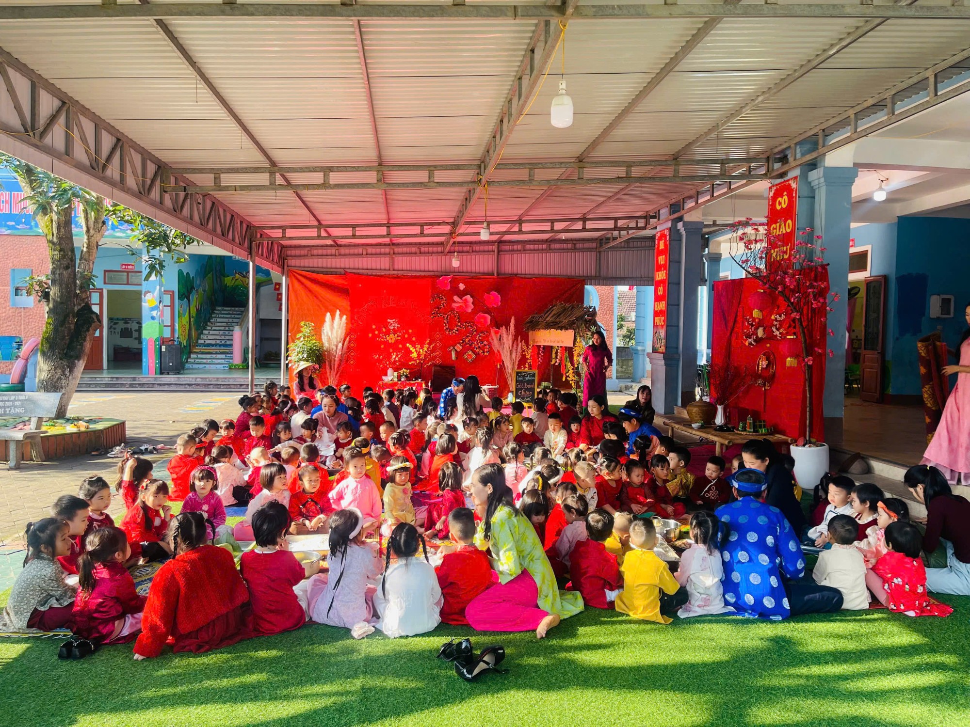 PHÂN HIỆU 2 - TRƯỜNG MẦM NON HOA MAI RỘN RÀNG TRẢI NGHIỆM “XUÂN YÊU THƯƠNG” VỚI HOẠT ĐỘNG GÓI BÁNH CHƯNG XANH